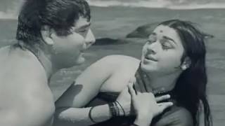 Yeh Kaun Hain Jiske  Asha Bhosle Mahendra Kapoor Aurat Song [upl. by Mcgill]