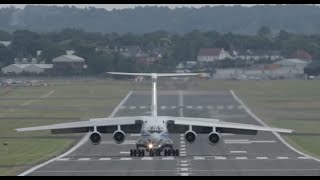 ILYUSHIN IL76 Crosswind landing at Farnborough 2014 airshow [upl. by Edita]