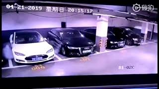 Tesla S esplode in un parcheggio in DIRETTA [upl. by Leahcir]