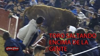 IMPRESIONANTE EL TORO DE ARRIAZU SALTANDO ENCIMA DE LA GENTE [upl. by Epolulot861]